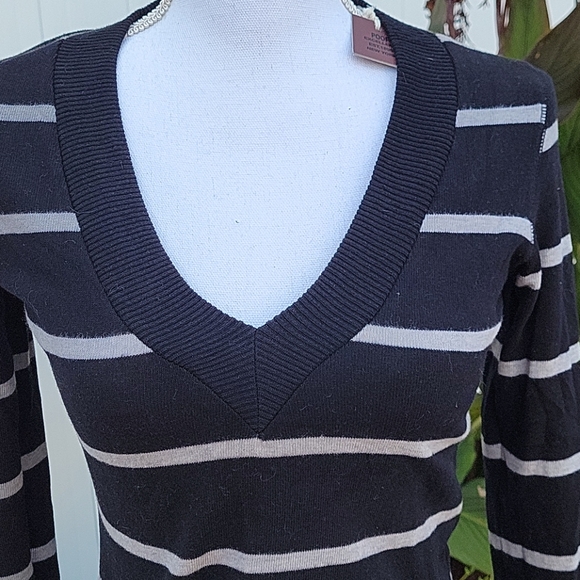 V NECK SWEATER - Picture 3 of 9